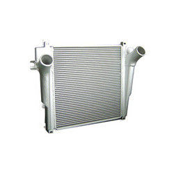 El cambiador de calor del tubo aletado del refrigerador de aire de la carga del automóvil/la barra y la placa estructuran el aluminio